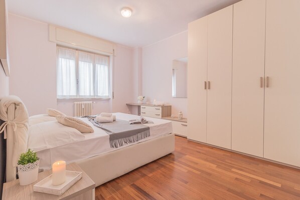 Iron/ironing board, free WiFi, bed sheets