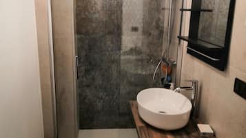 Haartrockner, Bademäntel, Handtücher, Seife
