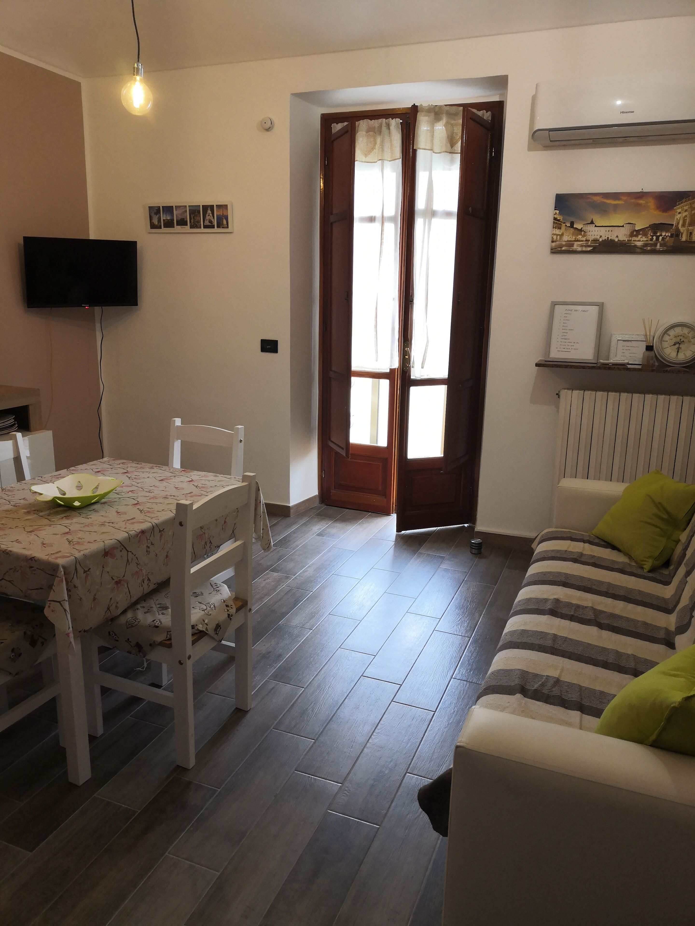 TV, libri, biblioteca musicale, impianto stereo