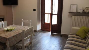 TV, libri, biblioteca musicale, impianto stereo