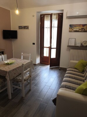 Télévision, livres, médiathèque, chaîne hi-fi