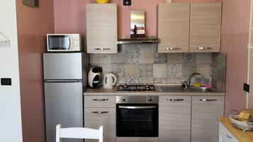 Kühlschrank, Mikrowelle, Ofen, Herdplatte