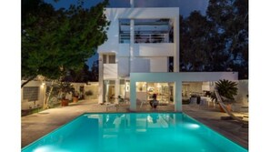 Outdoor pool, sun loungers