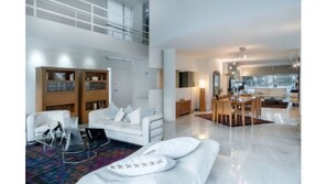 Villa, 5 Schlafzimmer | Wohnbereich | Flachbildfernseher