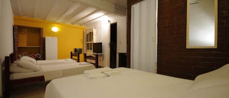 Chambre Quadruple Standard | Minibar, fer et planche Ă repasser, Internet gratuit par cĂąble