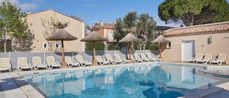 Una piscina al aire libre de temporada