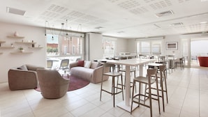Un interior espacioso y moderno con comedor, cocina y zonas de estar.