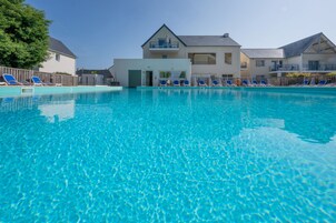 Una piscina al aire libre de temporada