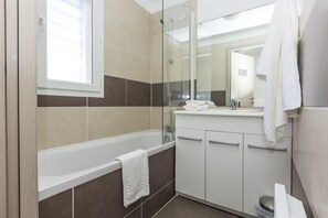Bathroom - Résidence Odalys Les Villas de Bel Godère (Belgodere)