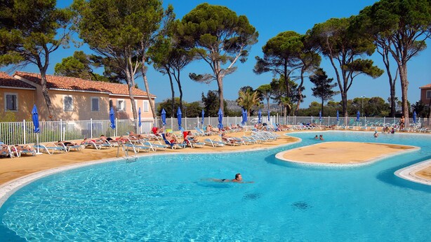 Indoor pool, outdoor pool - Résidence Le Mas des Vignes (Calvisson)