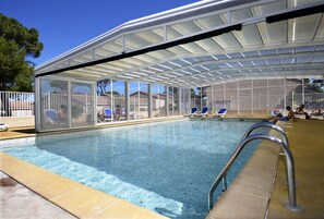 Indoor pool, outdoor pool - Résidence Le Mas des Vignes (Calvisson)