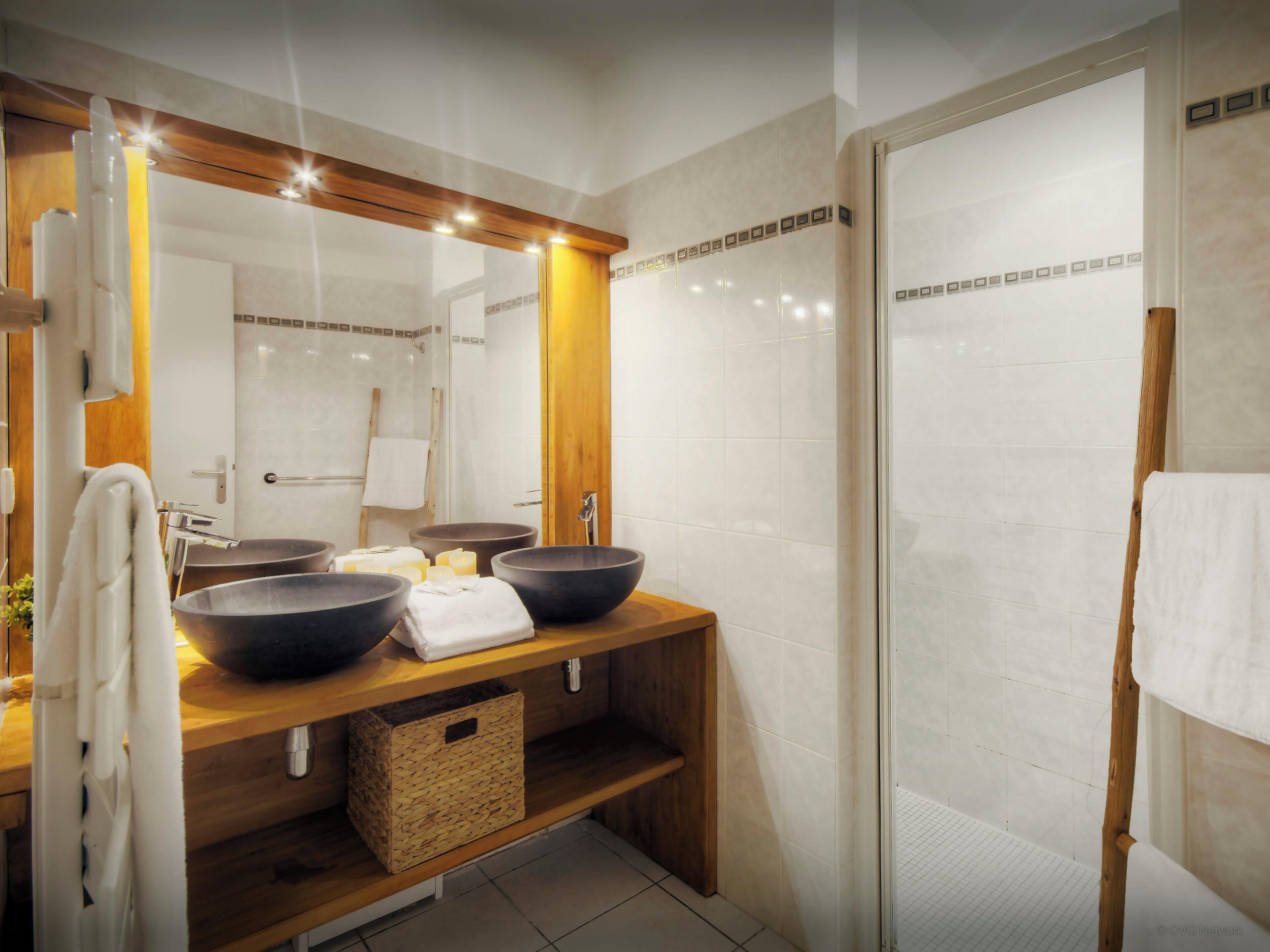Bathtub, free toiletries, hair dryer, towels
