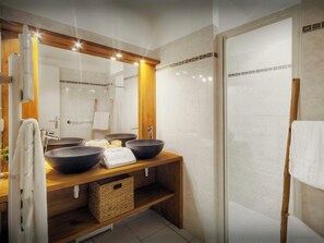 Een bad, gratis toiletartikelen, een haardroger, handdoeken