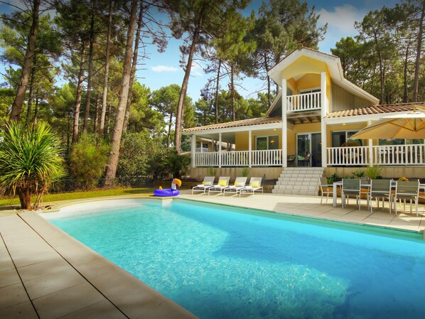 حمّام سباحة مُدفَّأ