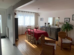 Dining - Vacation home: GR and beach 250m away, "voie verte" 100m away, 2 shower rooms. (Concarneau)