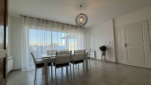 Dining - 3-room house in Minimes, garden and sea view (La Rochelle)
