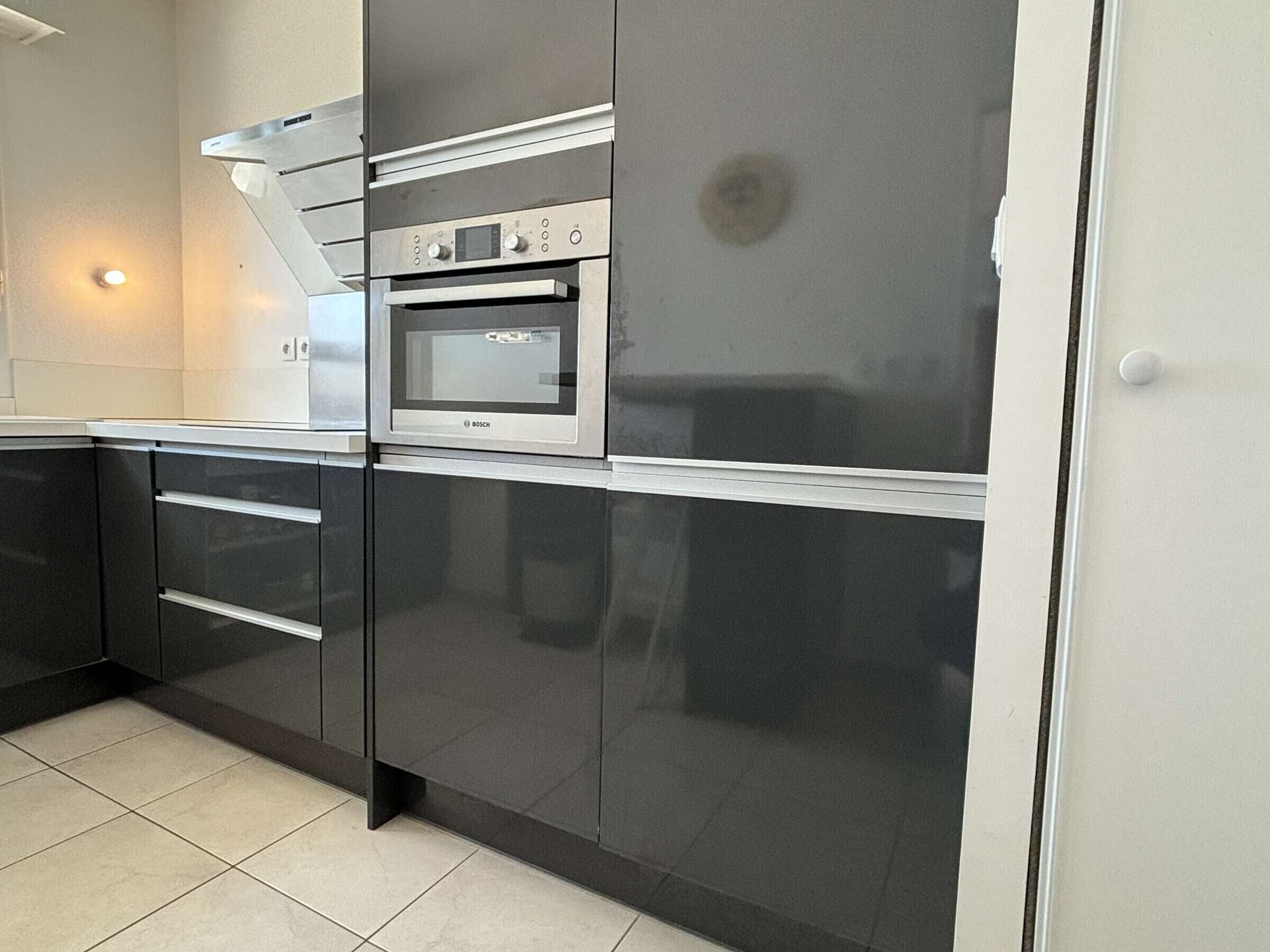 Réfrigérateur, micro-ondes, lave-vaisselle, cafetière/bouilloire