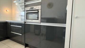 Réfrigérateur, micro-ondes, lave-vaisselle, cafetière/bouilloire