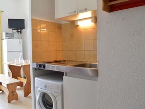 Fridge, microwave, stovetop - Sea View Studio Cabin - 4 Pers, Balcony, Pets Welcome (Fleury-Saint-Pierre-la-Mer)