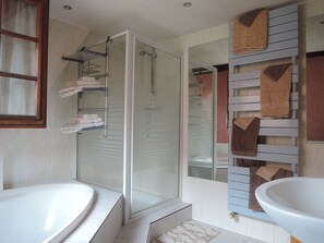 Badewanne, Haartrockner, Seife, Toilettenpapier