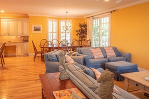 Smart-TV, Kamin, DVD-Player, Bücher