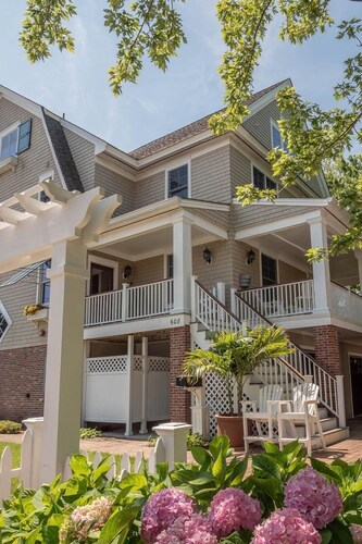 CORNER BEACH HOUSE