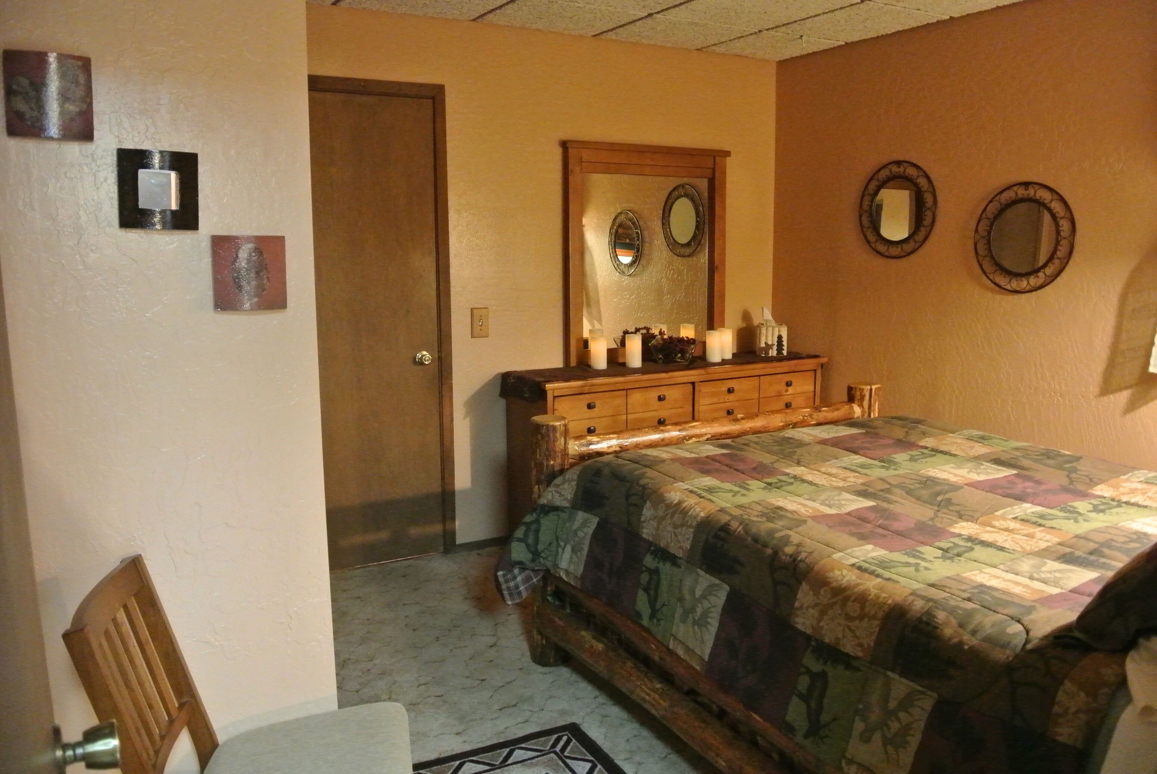 Cedar Chalet,  Hot tub, Romantic, Wood Fireplace, Glacier Park & Flathead lake