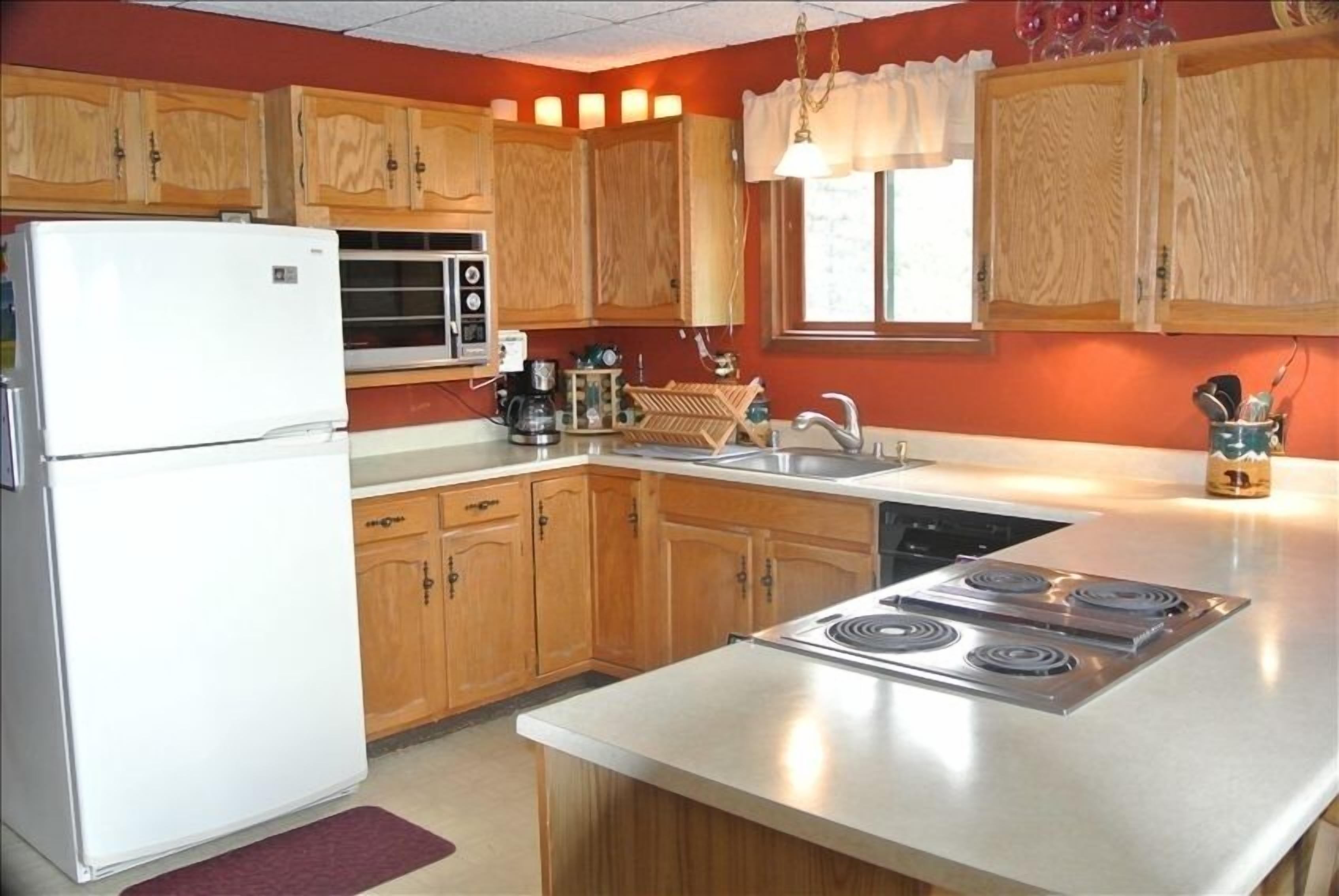 Cedar Chalet,  Hot tub, Romantic, Wood Fireplace, Glacier Park & Flathead lake