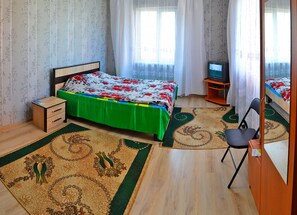 Habitación triple | 1 dormitorio, ropa de cama de alta calidad, escritorio