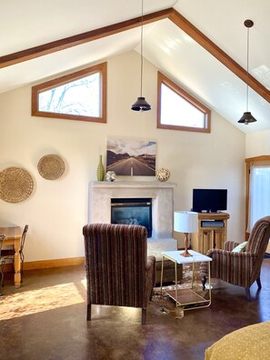 Smart TV, fireplace, DVD player - Two perfect suites for two perfect couples! (Fredericksburg)