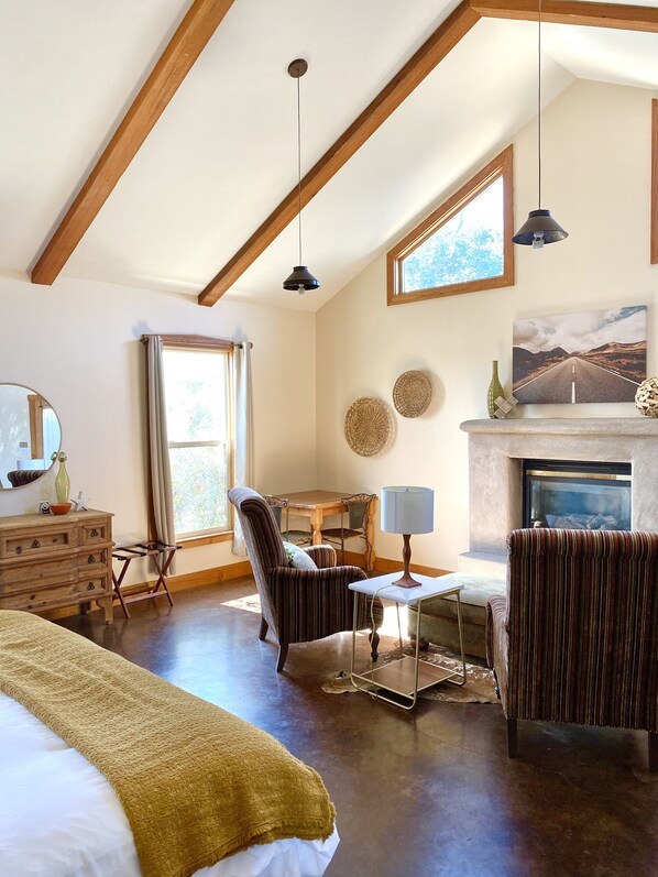 2 bedrooms, iron/ironing board, travel crib, free WiFi - Two perfect suites for two perfect couples! (Fredericksburg)