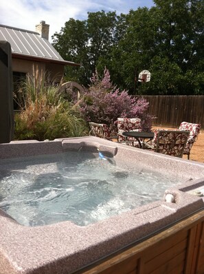 Outdoor spa tub - Two perfect suites for two perfect couples! (Fredericksburg)