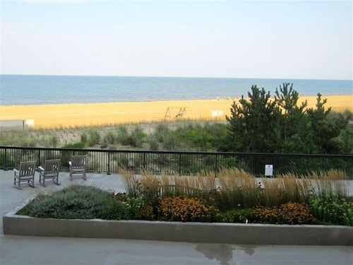 Magnificent Ocean Front. Beautiful five-star. Perfect, quiet get-away.