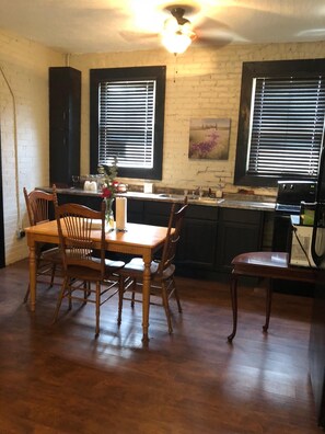 Mikrobølgeovn, kaffetrakter/tekoker og kjøkkenutstyr