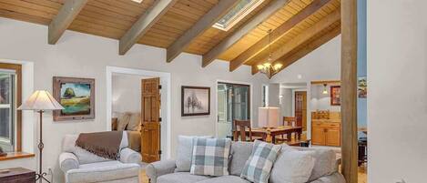 Televisión y chimenea