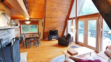 Smart-TV, Kamin, DVD-Player, Bücher