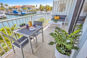 Outdoor dining - Key Largo Ocean Shore Villa 1 with pool & boat slip (Key Largo)