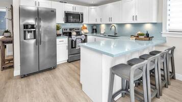 Kylskåp, mikrovågsugn, ugn och spishäll