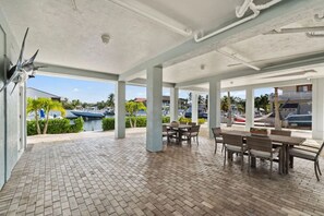 Outdoor dining - Key Largo Ocean Shore Villa 1 with pool & boat slip (Key Largo)