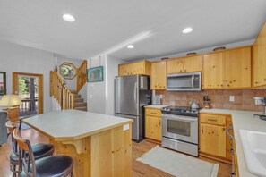 Køleskab, mikrobølgeovn, ovn, kogeplade