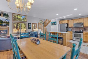 Dining - Hot tub, AC, Family Friendly, great location! (Sunriver)