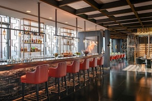 3 restaurants; breakfast, lunch and dinner served