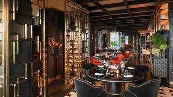 3 restaurants; breakfast, lunch, and dinner served