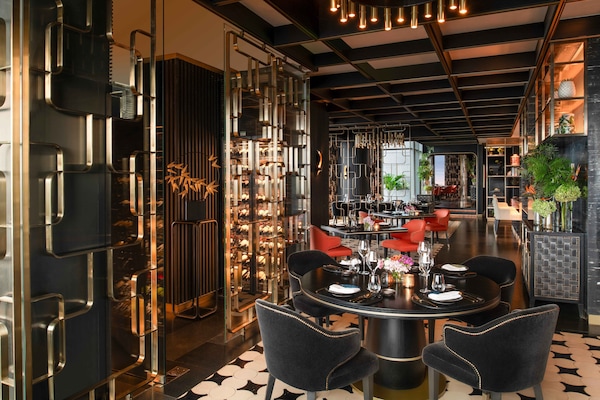 3 restaurants; breakfast, lunch, and dinner served