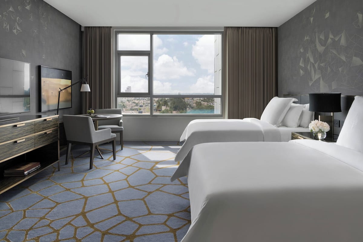 Phòng Premier (Two Twins) | Bộ đồ giường cao cấp, minibar, két bảo mật tại phòng, bàn