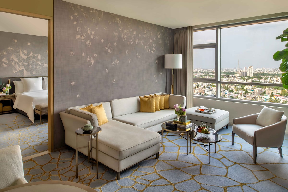 Executive Suite (Cityscape) | Premium bedding, minibar, in-room safe, desk
