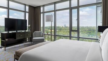 Executive Suite, Corner | Premium bedding, minibar, in-room safe, desk