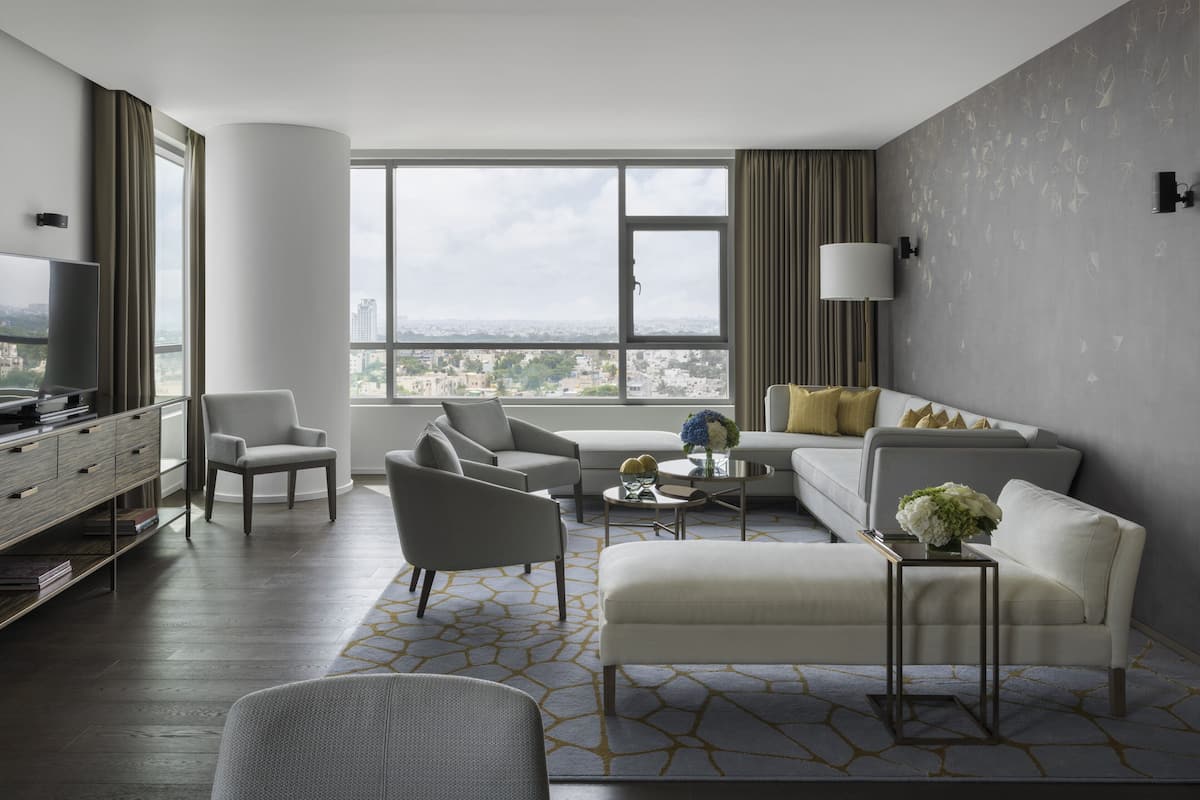 Phòng Suite (Imperial) | Bộ đồ giường cao cấp, minibar, két bảo mật tại phòng, bàn