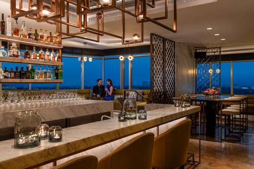 2 bars/lounges, cocktail bar