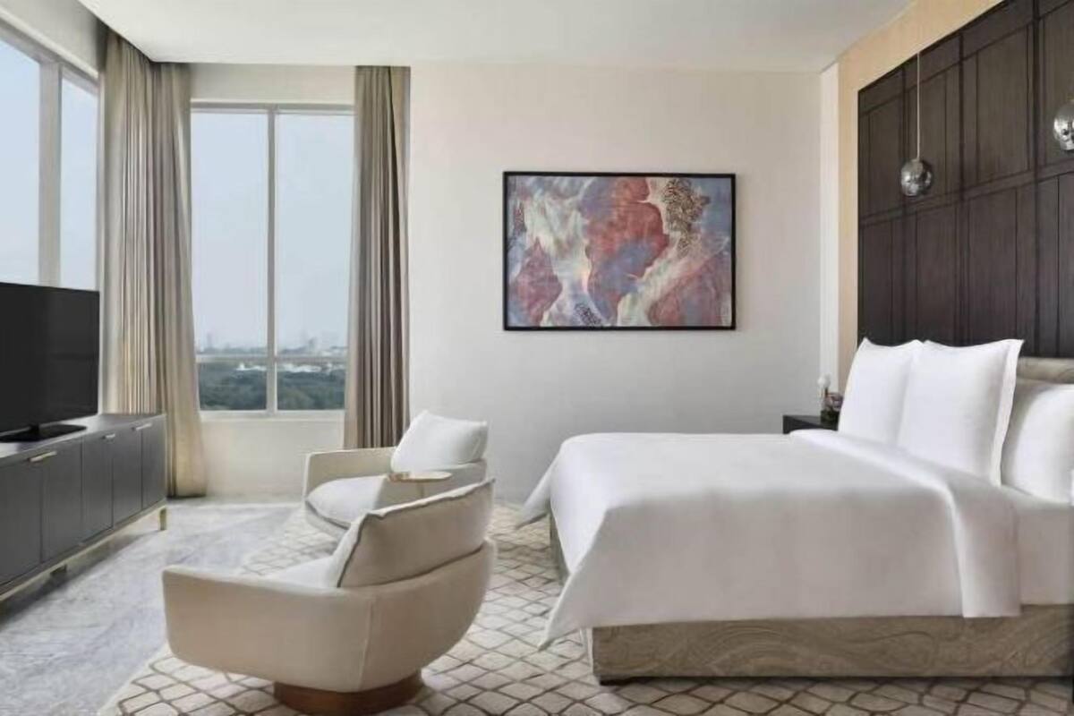 Premium bedding, minibar, in-room safe, desk